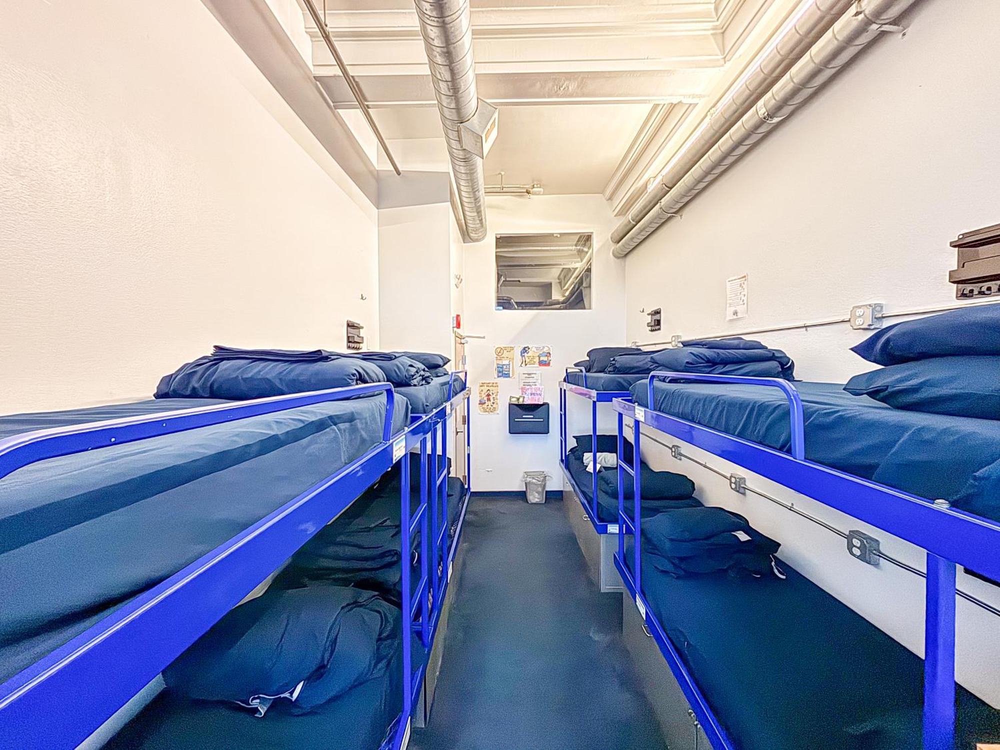 Ith Pacific Tradewinds Backpacker Hostal
