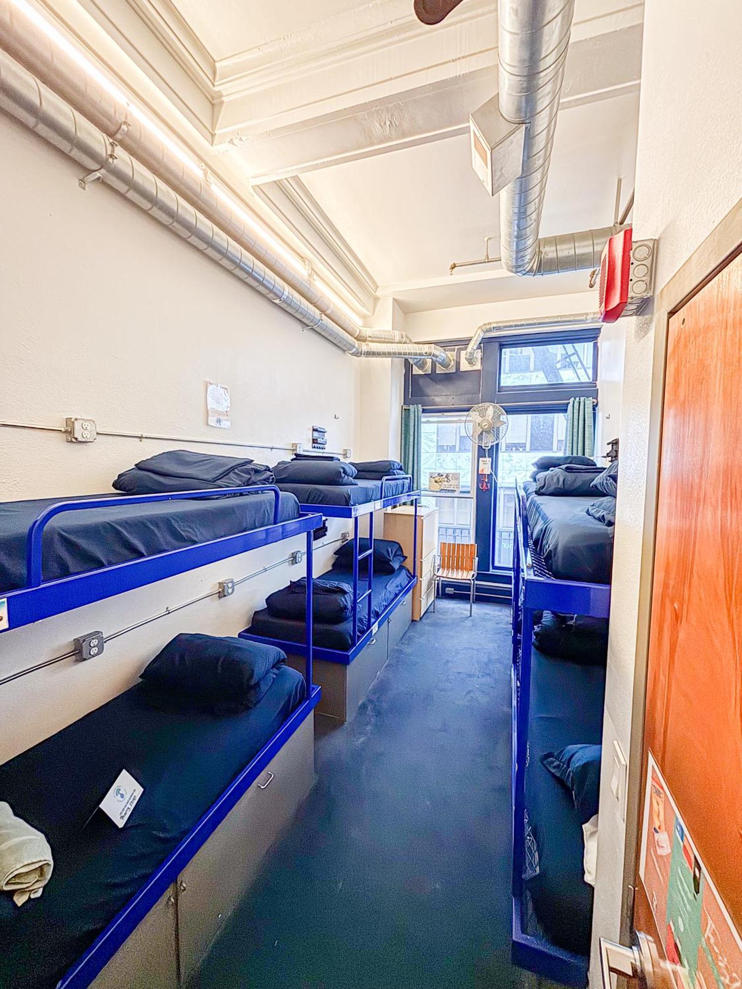 Hostal Ith Pacific Tradewinds Backpacker *